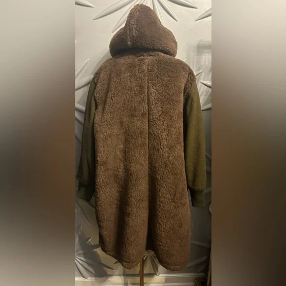 NWOT American Eagle SZ L brown/green faux fur coat w/fabric sleeves/bust 54” - Picture 4 of 12